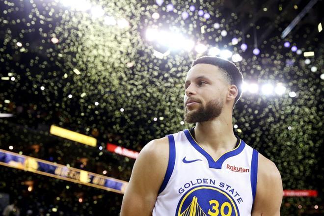 Stephen Curry de los Golden State Warriors reacciona después de derrotar a los Portland Trail Blazers en el primer partido de las final de la Conferencia Oeste en el ORACLE Arena en Oakland, California.