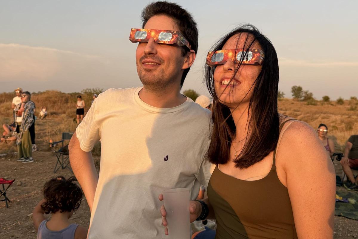 Una parella mirant l'eclipsi solar a Torres de Segre.