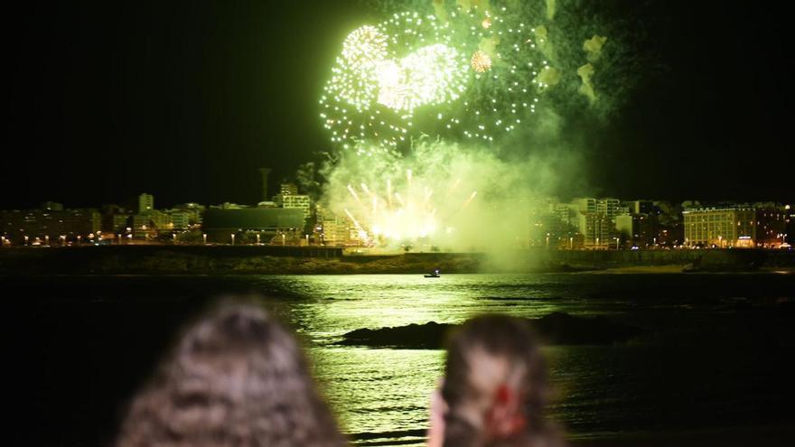 La batalla naval de A Coruña devuelve la luz a la ensenada del Orzán