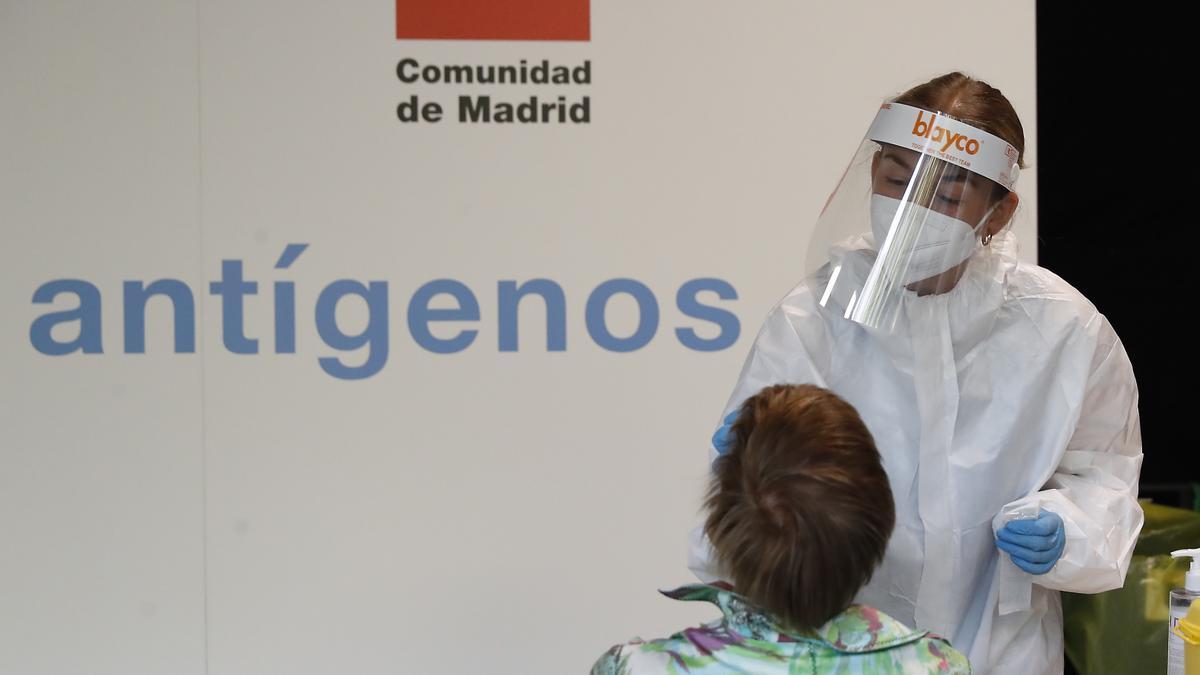 Una sanitaria realiza un test de antígenos en Madrid.