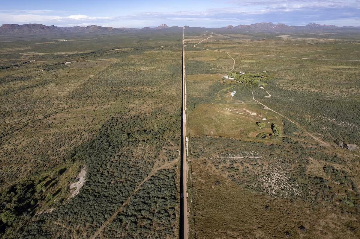 Vista aérea del muro fronterizo entre Estados Unidos y México entre Arizona y el estado de Sonora.