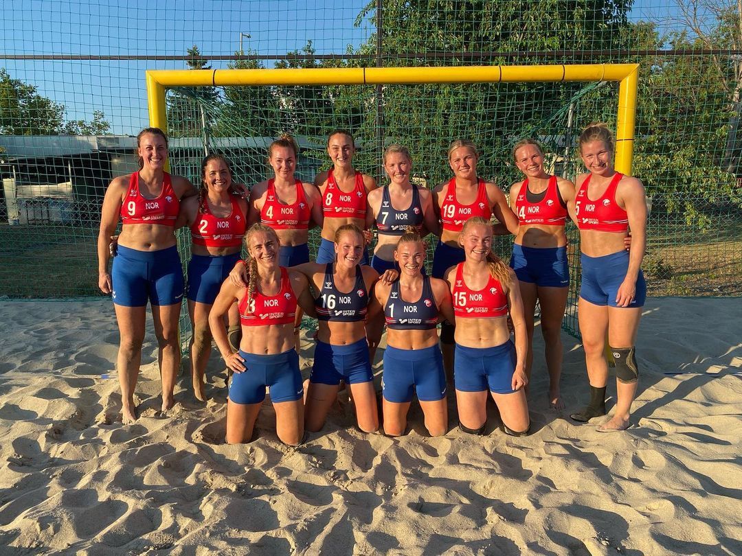 Las jugadoras de selección de Noruega de balonmano playa que se negaron a jugar en bikini.