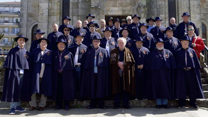 Os Cabaleiros de Vigo, diante da igrexa parroquial de Lalín.