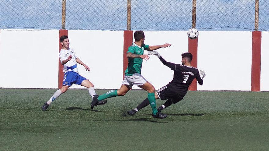 El delantero del Tenerife C eleva el balón por encima del meta Dani para hacer el 0-2.