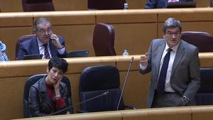 El exconseller del PPCV, Gerardo Camps, habla por teléfono mientras el ministro José Luis Escrivà interviene en el Senado.