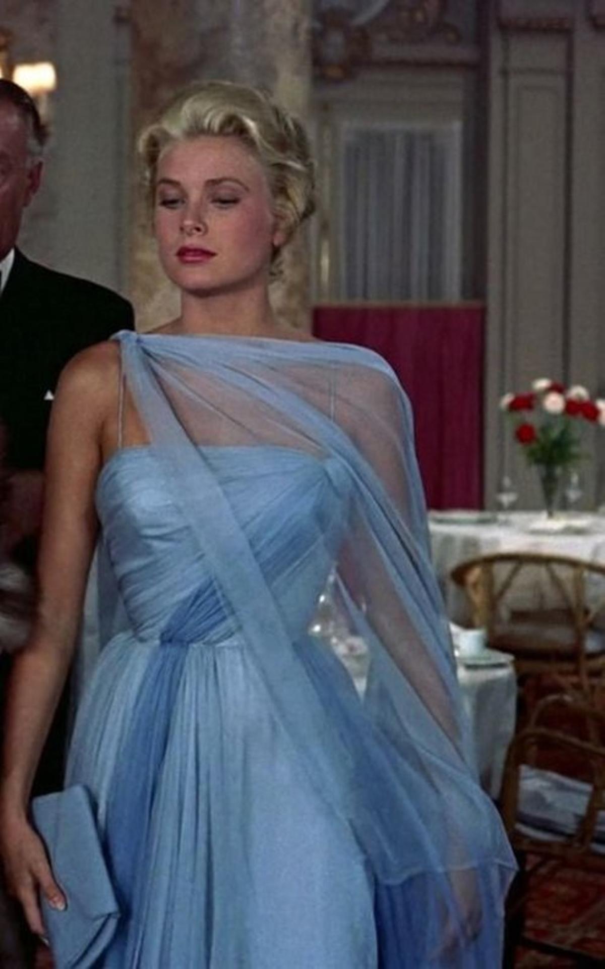 Grace Kelly, vestida como una divinidad griega con un increíble vestido de gasa celeste, en ’Atrapa a un ladrón’ (1955). Película premonitoria de Hitchcock rodada en Mónaco y la Costa Azul francesa.