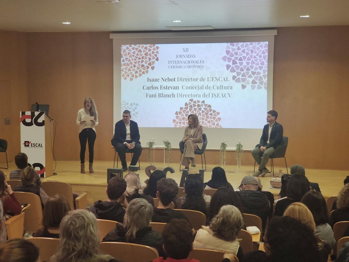 La Directora del ISEACV Instituto Superior de Enseñanzas Artísticas de la Comunitat Valenciana Francisca Blanch; acompañada del director de la Escal, Isaac Nebot; y del edil de Cultura y Patrimonio, Carlos Esteban, inauguraron este miércoles las XII Jornadas Internacionales de Cerámica Artística.