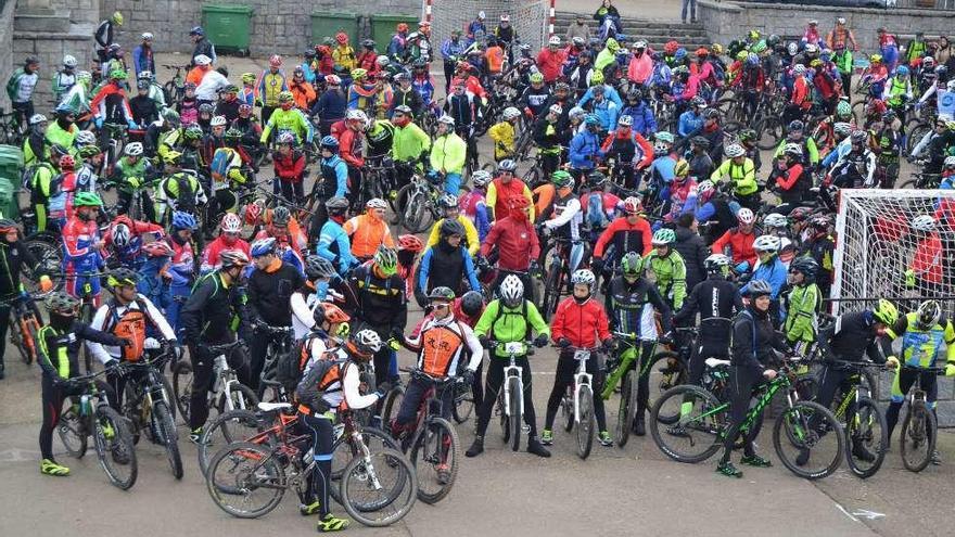 Concentración de los ciclistas en Rionegro del Puente.