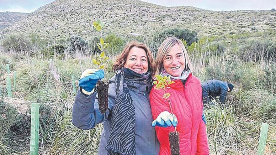 Dos voluntarias en la finca pública.