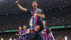 Sergi Roberto, en brazos de Araujo en la celebración de su gol