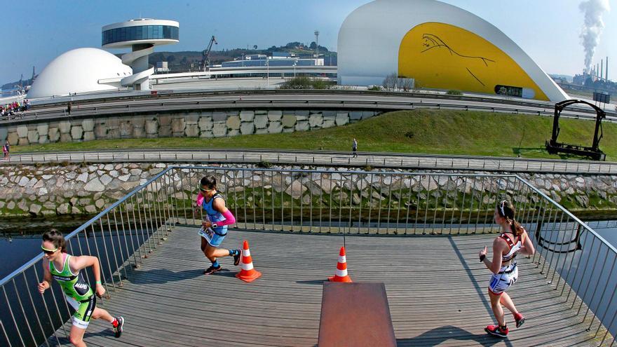 Más de 400 atletas en la media maratón, este domingo, en Avilés