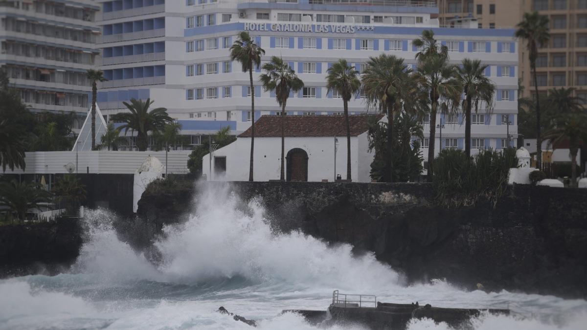 Las olas rompen en Puerto de la Cruz