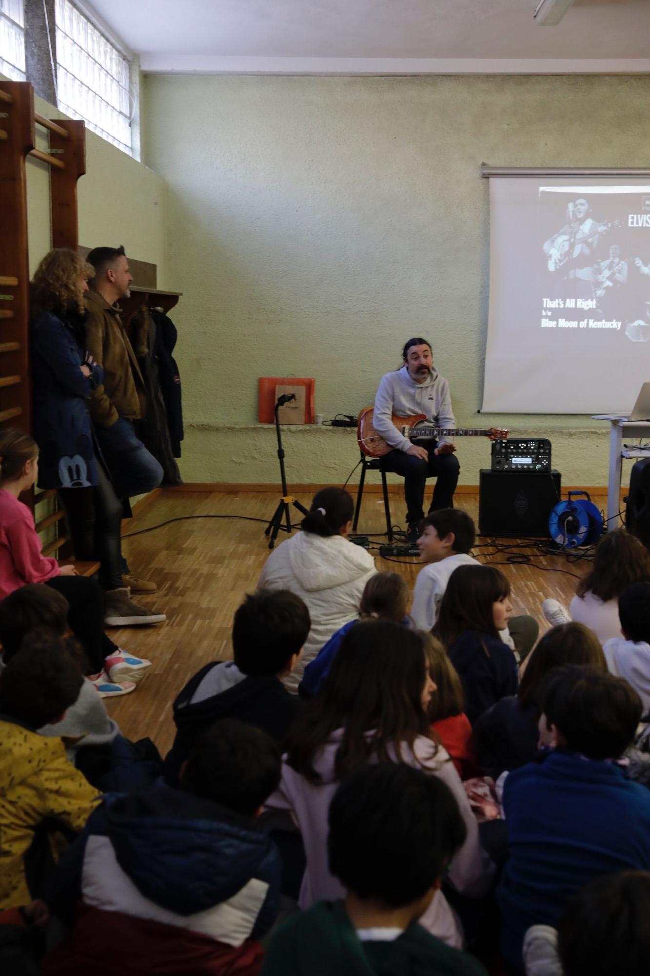 En imágenes: Encuentro de Pablo García, guitarrista de Warcry, con alumnos del colegio de La Gesta