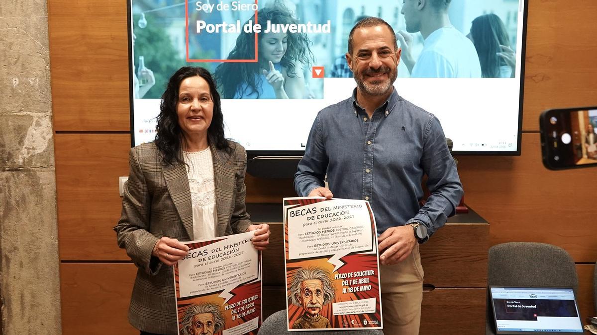 La técnica municipal Isabel Ciudad con el alcalde, Ángel García, durante la rueda de prensa sobre las becas, este miércoles.
