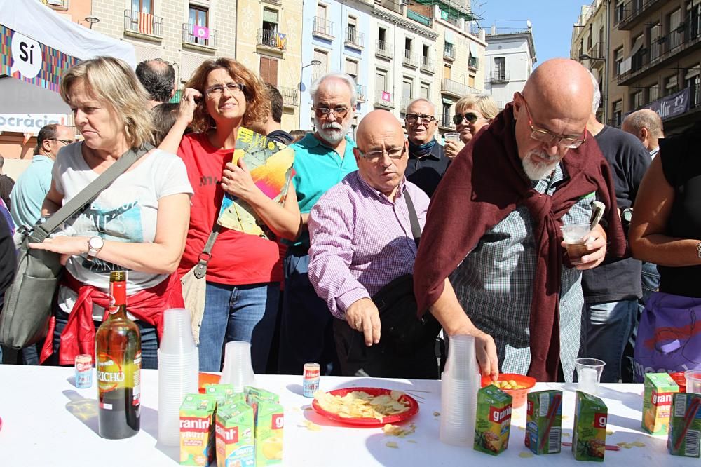 Penjada de cartells a Manresa pro referèndum