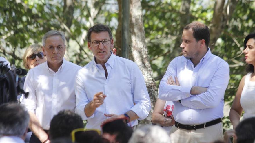 El hasta hace poco alcalde de Cerdedo José Balseiros (izquierda), junto a Núñez Feijóo y Jorge Cubela. //Santos Álvarez