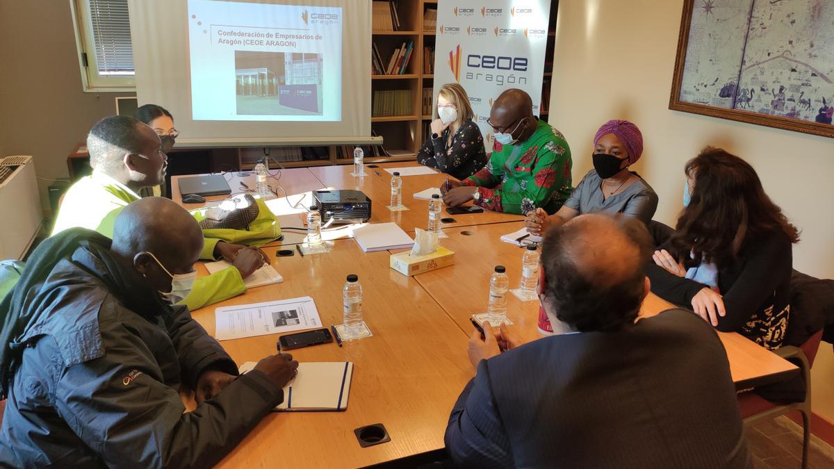 Los representantes de Benín, Senegal, Liberia y Nigeria, con el del Corona de Aragón y miembros de la CEOE, durante una reunión.