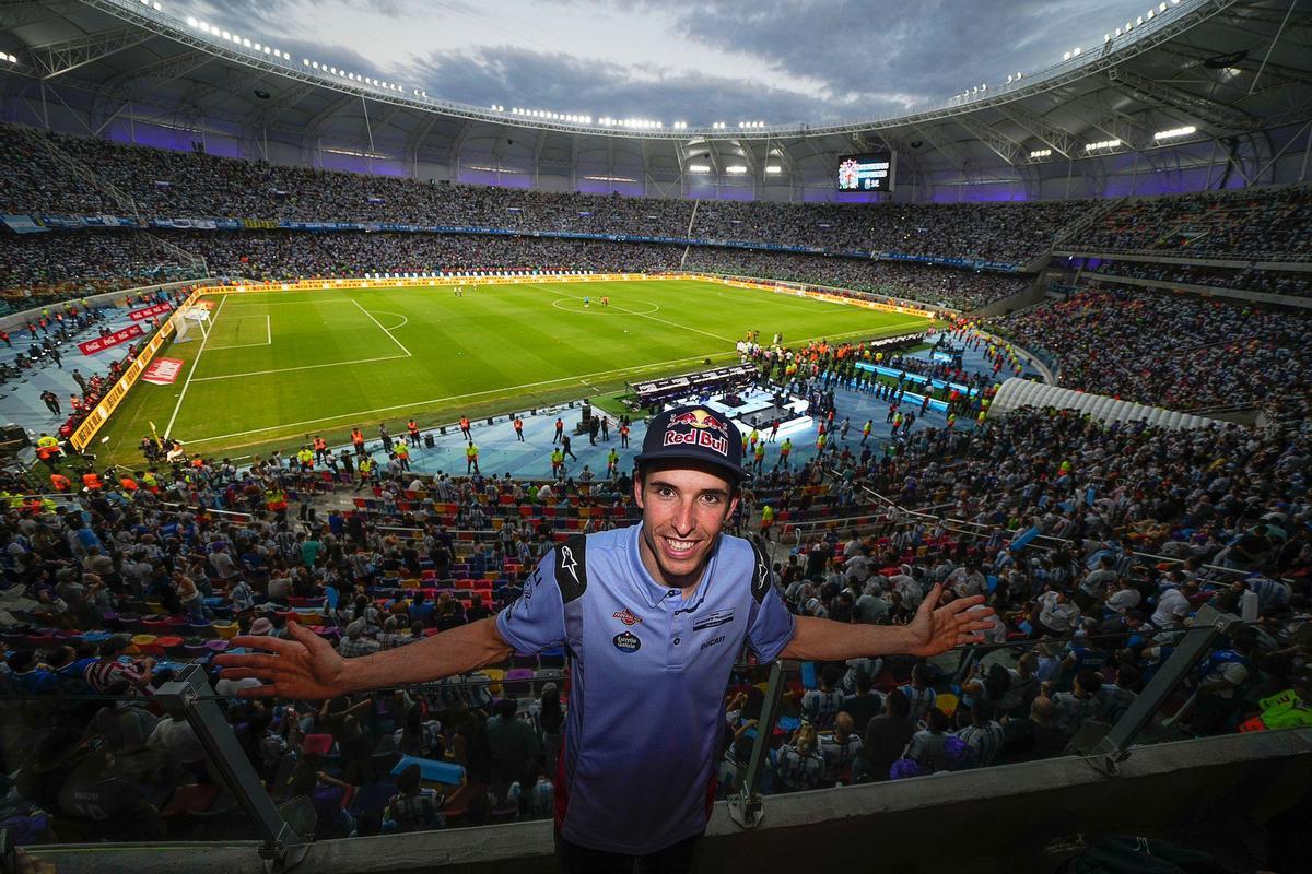 Àlex Márquez es un auténtico apasionado del fútbol, aquí lo ven en un estadio en Santiago de Chile.
