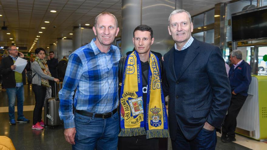 Branko Milovanovic (asesor de Ramírez), Slavoljub Srnic y Zoran Stojadinovic (representante) posan en el aeropuerto a finales de enero.