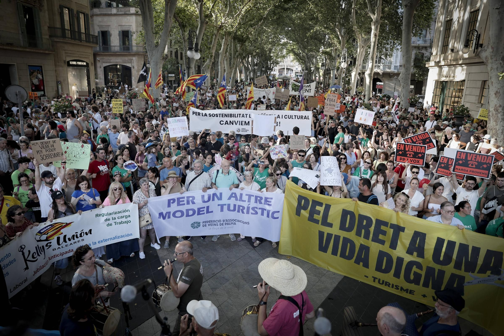 Las mejores pancartas y las imágenes de la manifestación contra la saturación turística en Mallorca