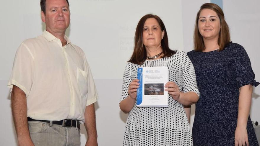 La doctora Jiménez (centro) en la presentación de su tesis.