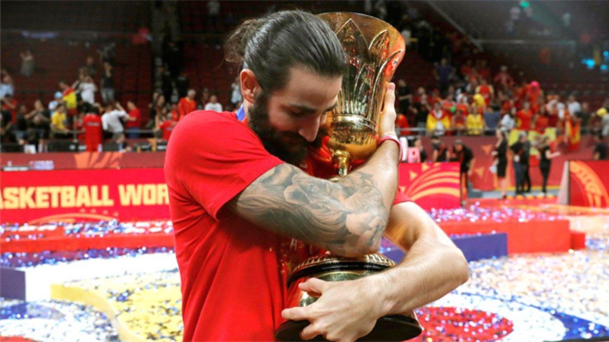 Ricky Rubio con el trofeo conquistado por España en el Mundial de China 2019