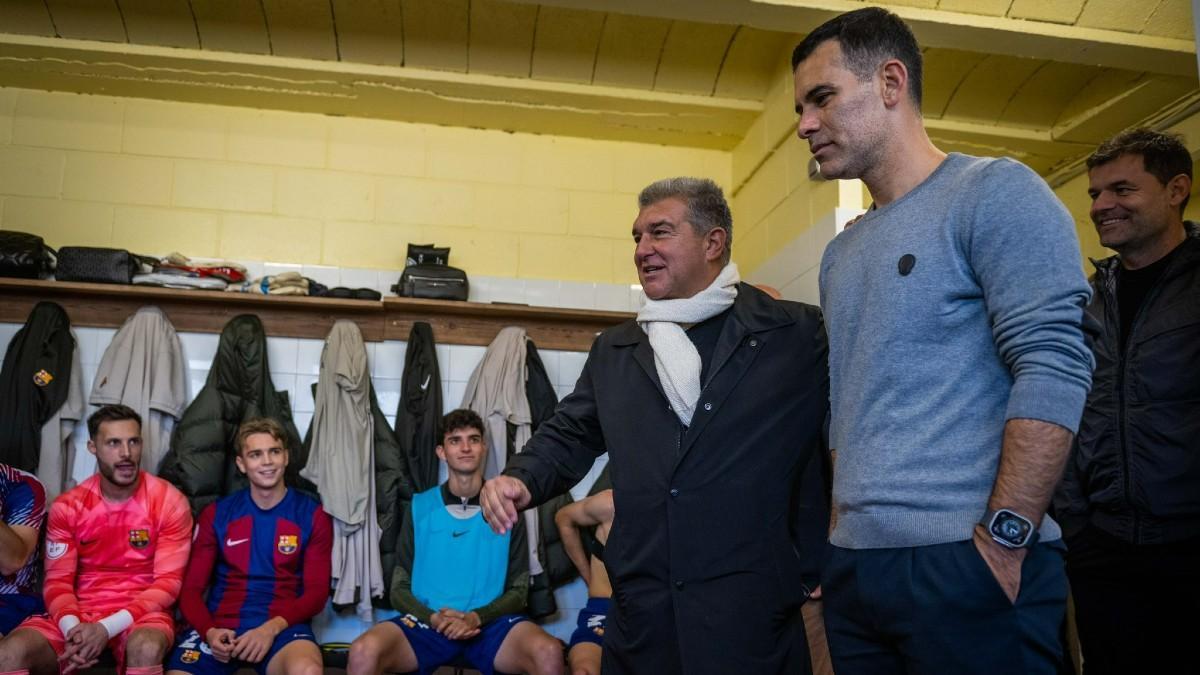 Joan Laporta junto a Rafa Márquez tras la victoria del Barça Atlètic por 0-2 al Cornellà