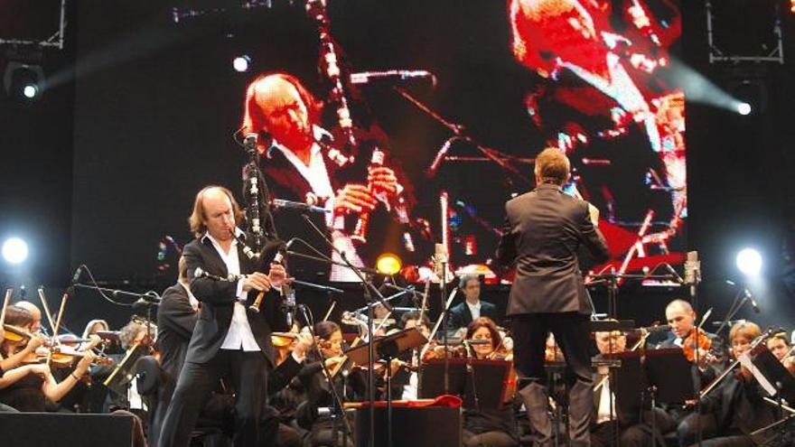 Un momento del espectáculo que dieron anoche en la Praza do Obradoiro Carlos Núñez, The Chieftains y la Sinfónica de Galicia.  // Jorge Leal