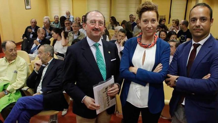 La doctora Helena Padín, antes de su intervención, flanqueada por Alejandro Braña y José Magarzo .