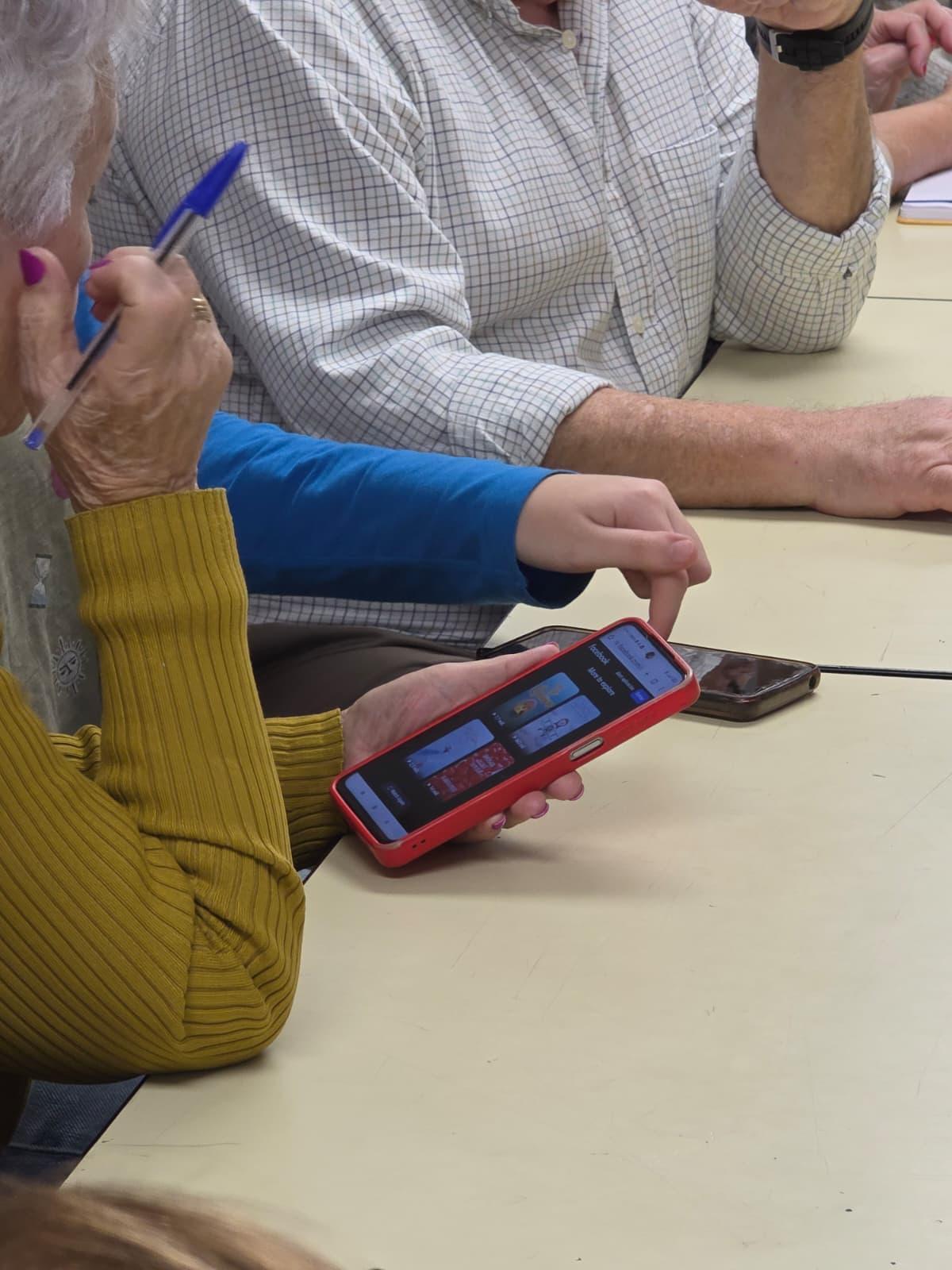 Un momento de un taller de aprendizaje del teléfono móvil.