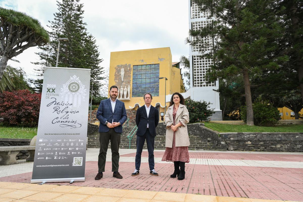 Los concejales Josué Íñiguez y Betsaida González y el director del Festival de Música Religiosa de Canarias, Gregorio Gutiérrez, junto a la iglesia de Los Dolores.