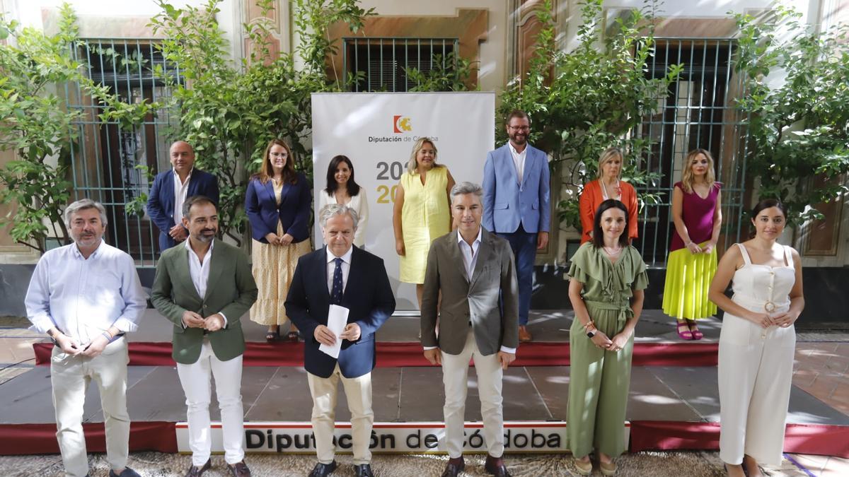 Salvador Fuentes ha presentado a su equipo de gobierno en el Patio del Reloj de la Diputación.