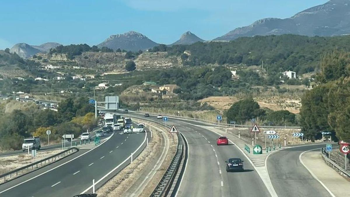 La Guardia Civil ha cerrado el tramo del accidente y los coches que circulan por la AP7 están saliendo de esta vía en Altea