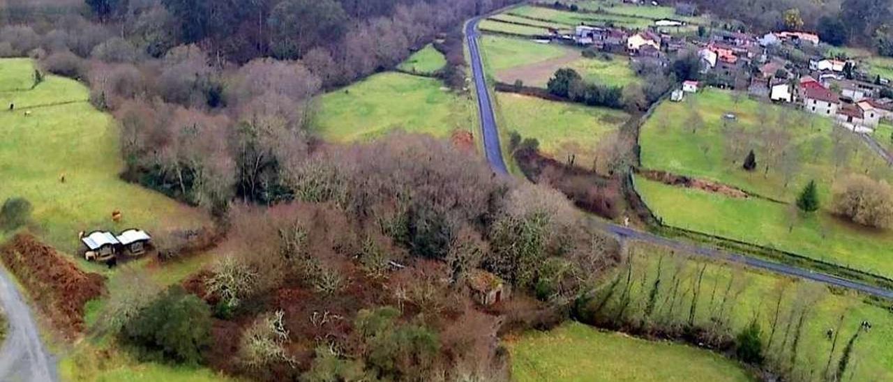 Imagen a vista de pájaro tomada con un dron de O Vieiro, el viejo camino entre As Quintas y la iglesia de Codeseda que Codeseda Viva ve relacionado con el viejo Camiño dos Arrieiros por la zona.//Jorge Fernández