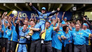Alonso celebra su primer título de F1 con el personal de Renault en Brasil