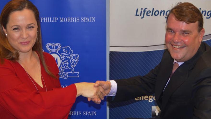 La directora de Philip Morris Spain en las Islas, Iuliana Paise, y el director general de MBA Business School, Nacho Zabaleta, firmaron ayer el acuerdo.
