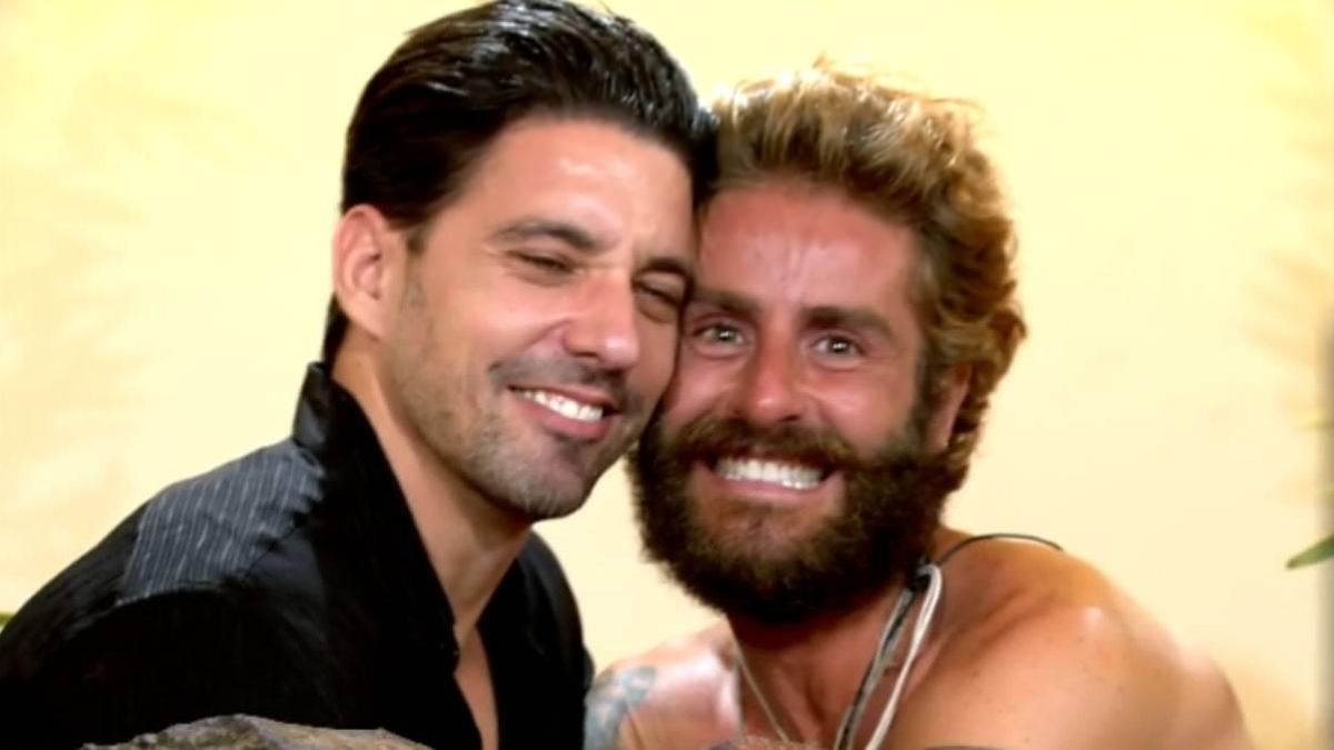 Pelayo, muy emocionado al reencontrase con su novio y su exmarido tras 'Supervivientes'