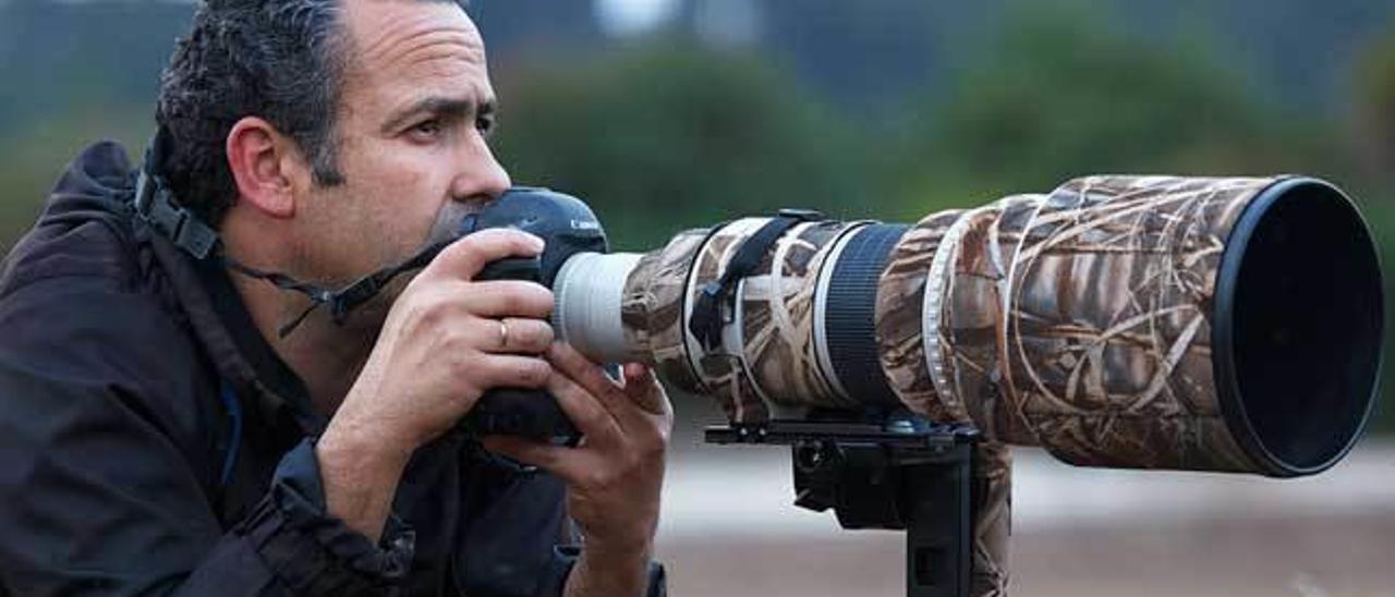 Mario Suárez Porras fotografiando aves.