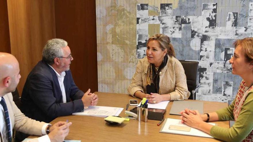 Rosa Valdeón, al fondo, y María Josefa reunidas ayer con Gonzalo Jiménez y Enrique Martín.