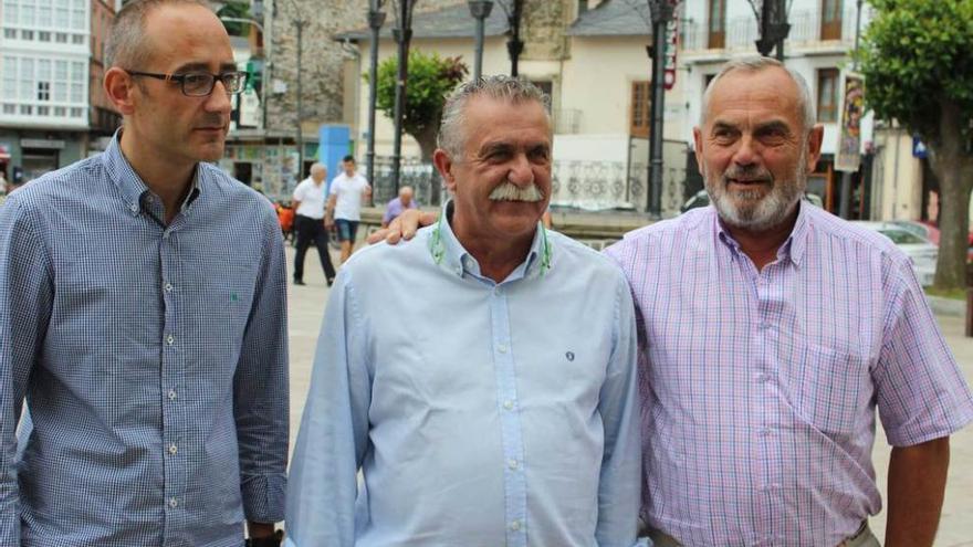 Los concejales Carlos López, José Modesto Vallejo y Ramón Fernández, ayer, en Luarca.