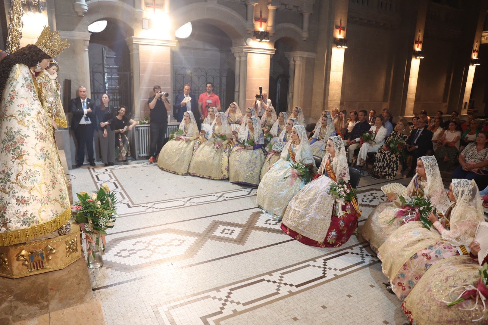 El Besamanos a la Virgen se remata con Carmen, Nerea y las cortes