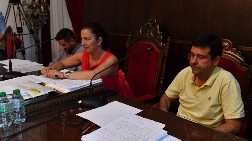 La alcaldesa, María Barral, y los concejales Andrés Hermida y Diego Fernández en un pleno. |   // VÍCTOR ECHAVE
