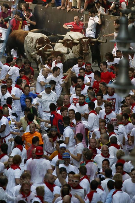 Una manada de toros de la ganadería de Fuente Ymbro, que se ha ido estirando en el recorrido hasta romperse en la calle Estafeta, ha creado emoción en el primer encierro de los Sanfermines de 2016.