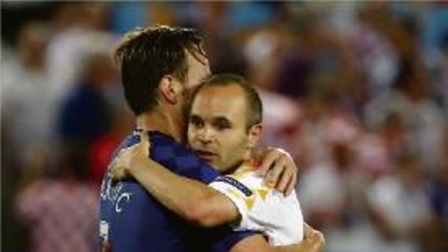 Andrés Iniesta s&#039;abraça amb Rakitic, després del duel de dimarts.