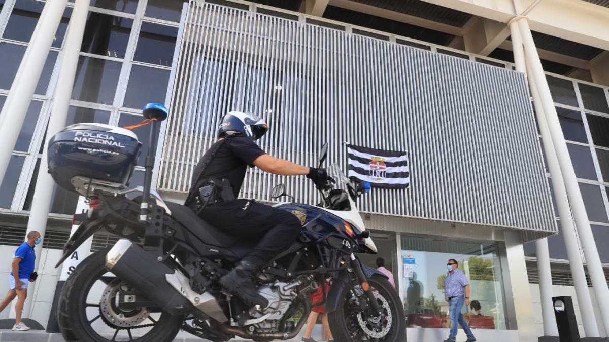 Un miembro de la Unidad de Motos, en una calle de Cartagena.