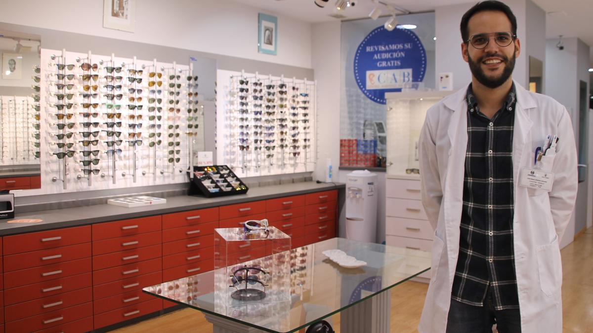 Director técnico. José María Jiménez, en Óptica Barrau Cáceres.