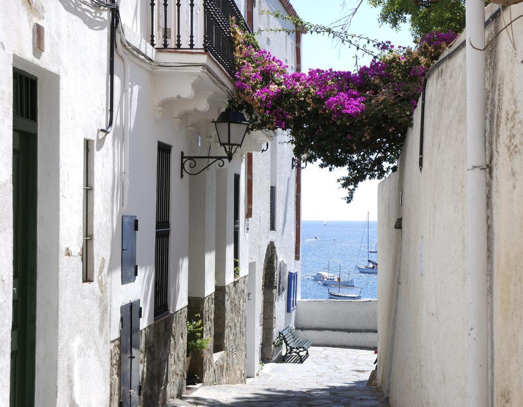 Calle de Cadaqués que desemboca en el mar