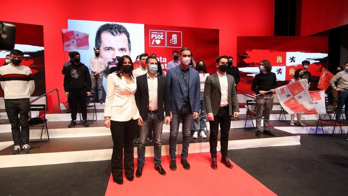 Los socialistas Fagúndez y Sánchez, con Pedro Sánchez y Luis Tudanca.