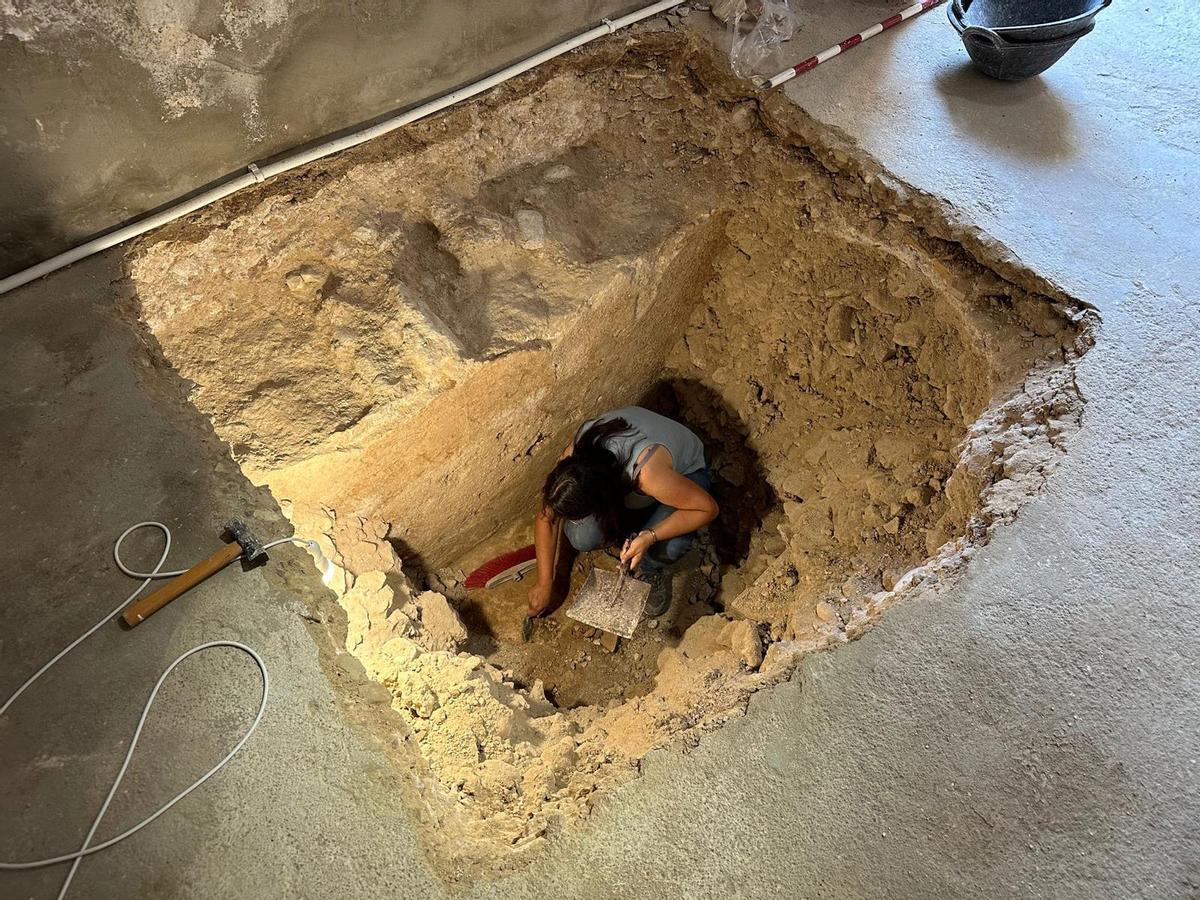 Una de las catas arqueológicas realizadas en la torre.