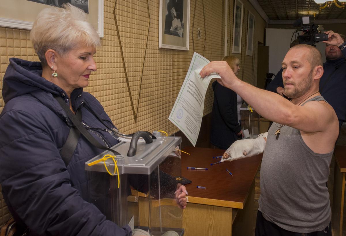 Luhansk (Ukraine), 23/09/2022.- A local casts his ballot at a polling station in Luhansk, Ukraine, 23 September 2022. From September 23 to 27, residents of the Donetsk People’s Republic, Luhansk People’s Republic, Kherson and Zaporizhzhia regions will vote in a referendum on joining the Russian Federation. Russian President Vladimir Putin said that the Russian Federation will ensure security at referendums in the DPR, LPR, Zaporizhzhia and Kherson regions and support their results. (Rusia, Ucrania) EFE/EPA/STRINGER